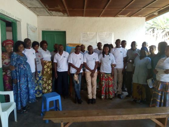 Distribution d'aquatabs à Ishungu, bénéficiaire ALDIV 1
