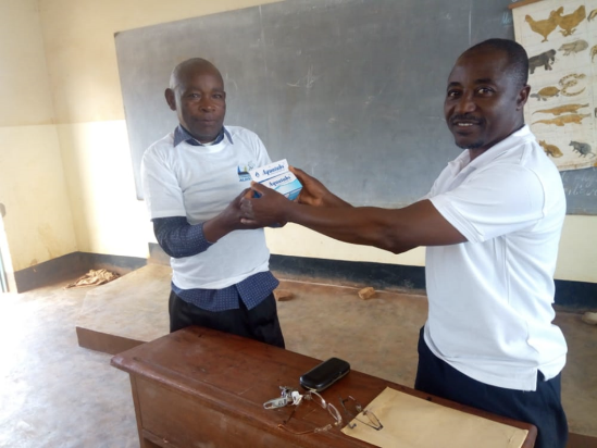 Distribution d'aquatabs à Ishungu, bénéficiaire ALDIV 2